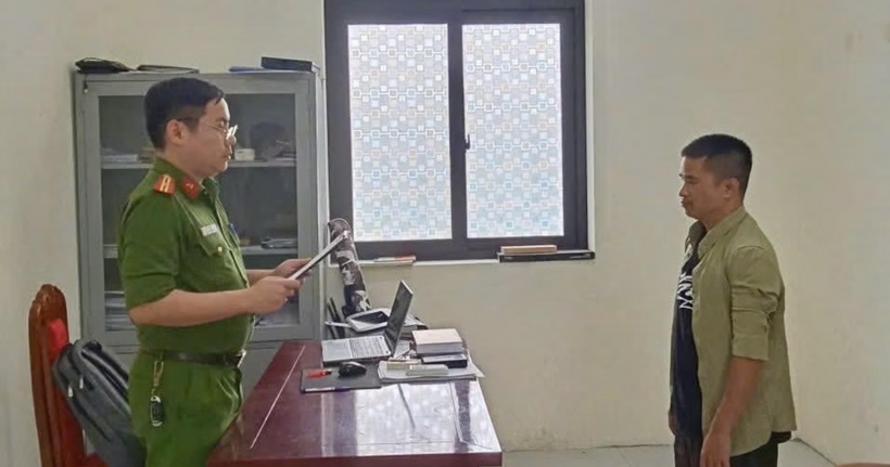 Đối tượng Sái Văn Dũng tại cơ quan công an (Ảnh: Công an Xã Lạc Đạo)