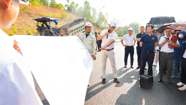 Sinh viên Khoa Cầu đường, Đại học Xây dựng Hà Nội tham gia chương trình tham quan thực tế tại các công trình dự án trọng điểm phía Đông Bắc của Tập đoàn Đèo Cả. Ảnh: B.L