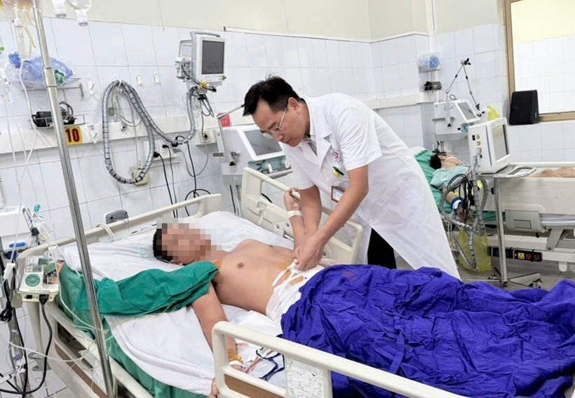Bs.CKII Nguyễn Thanh Phương, Phó khoa phụ trách Ngoại kiểm tra viết mổ cho người bệnh. Ảnh: BVCC
