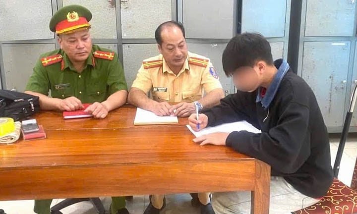 Lực lượng chức năng làm việc với em S.T.D. (Ảnh: Công an xã Văn Bàn)/ VTC News