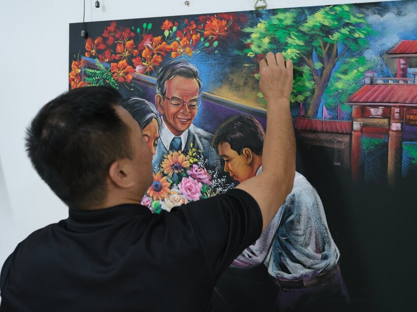 Thầy Nguyễn Trí Hạnh trực tiếp thực hiện các bức tranh phấn màu trong "Con đường ký ức".