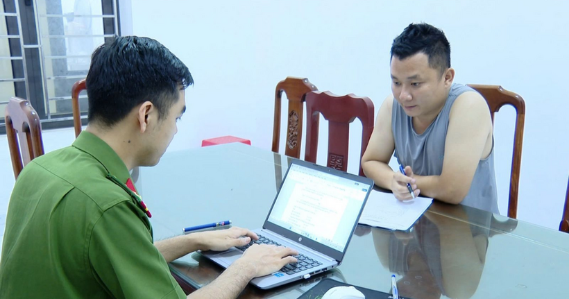 Cơ quan chức năng làm việc với Vũ Xuân Đoàn. (Ảnh: Công an Ninh Bình)