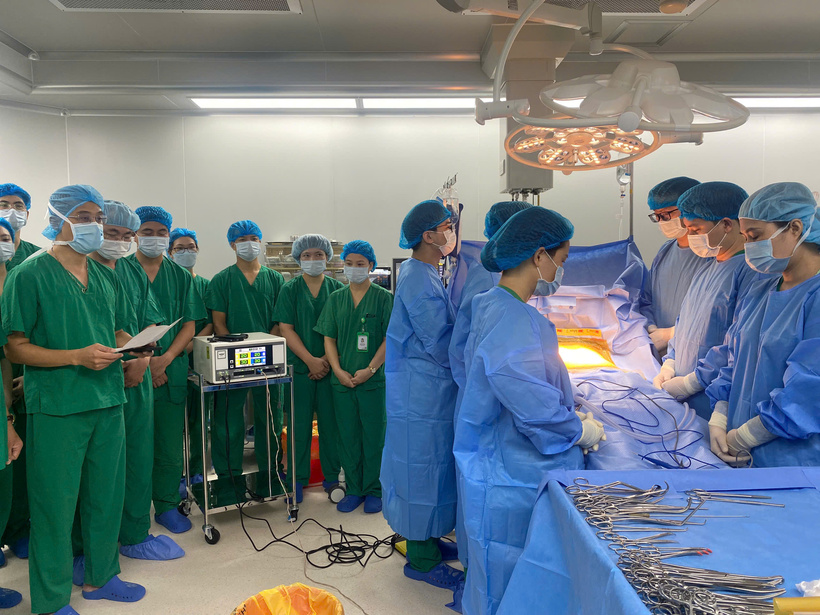 Các y bác sĩ dành phút mặc niệm, đọc lời tri ân và từ biệt người hiến chết não. Ảnh: BVCC