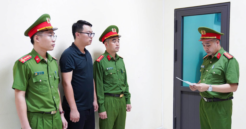 Cơ quan CSĐT Công an tỉnh Phú Thọ thi hành lệnh khởi tố bị can đối với Bùi Đắc Ánh Dương, SN 1990, trú tại phường Phương Liệt (TP Hà Nội), Giám đốc Công ty Cổ phần Hệ thống Thông tin Athena Việt Nam. (Ảnh: Công an Phú Thọ)