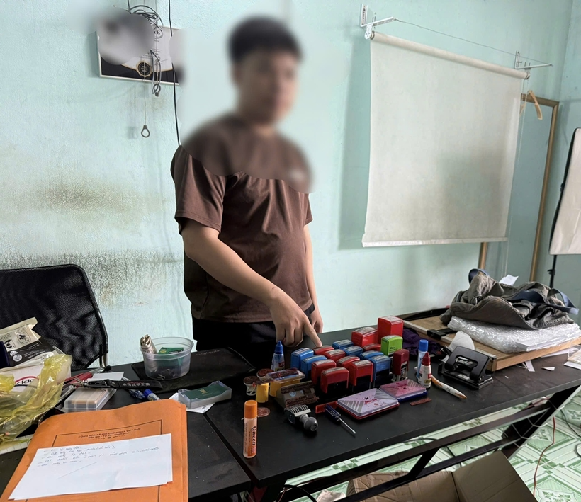 Hình ảnh đối tượng và tang vật tại hiện trường. (Ảnh: Công an TP.Đồng Nai)