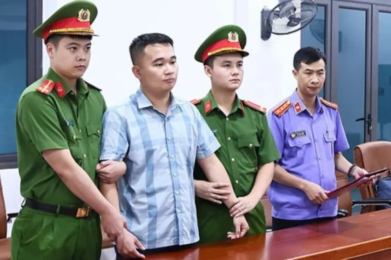 Bị can Nguyễn Hà Duy (áo kẻ). Ảnh: Công an Tuyên Quang. Theo VietNamNet.