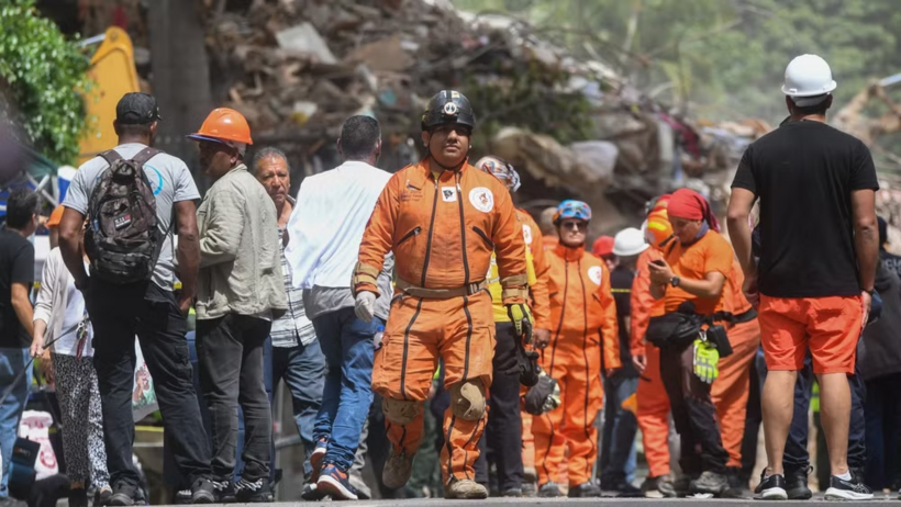 Lực lượng cứu hộ tìm kiếm nạn nhân sau động đất tại Chacao, Venezuela. (Ảnh: Tân hoa xã/TTXVN)