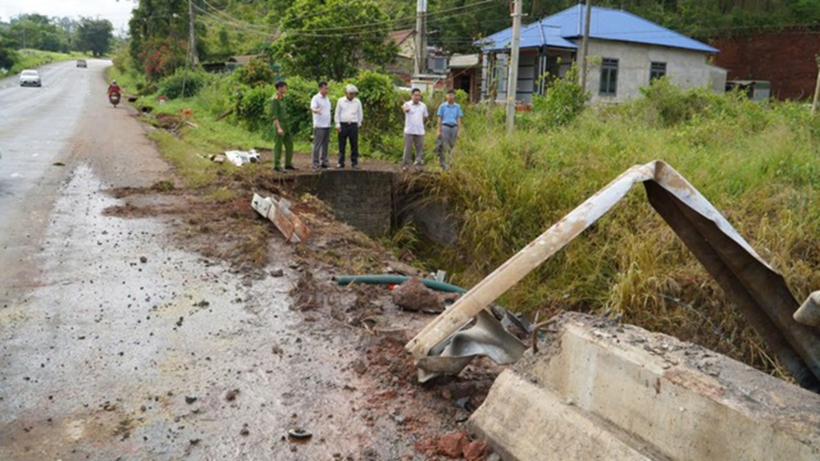 Lực lượng chức năng kiểm tra hiện trường liên quan vụ tai nạn. Ảnh: Thanh niên