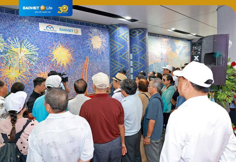 Đông đảo người dân tham quan, chụp ảnh lưu niệm trước bức tranh gốm 'Đêm pháo hoa mừng Quốc khánh trên sông Sài Gòn"