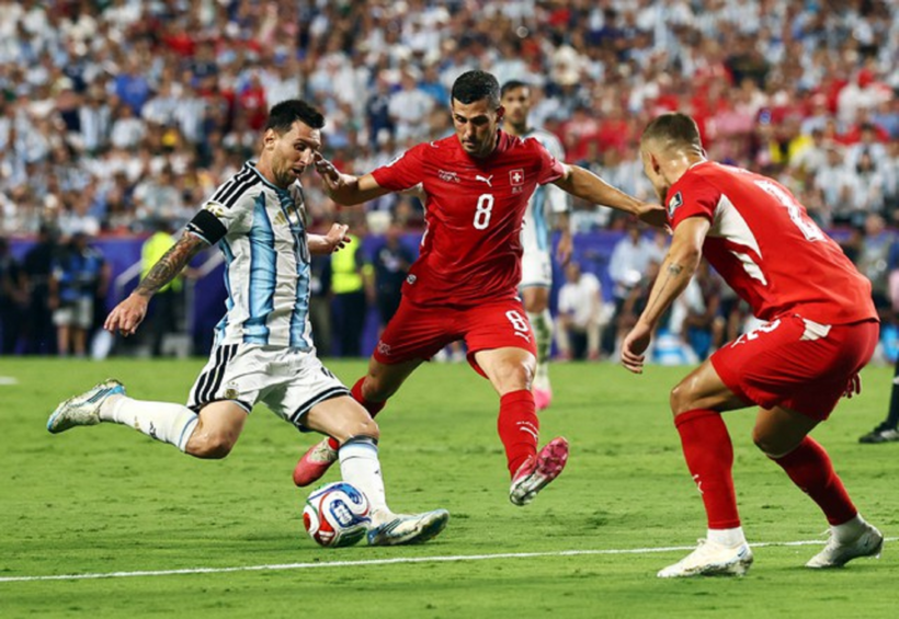 Lối chơi của Argentina vẫn phụ thuộc khá nhiều vào phong độ của Messi (trái). Ảnh: Reuters