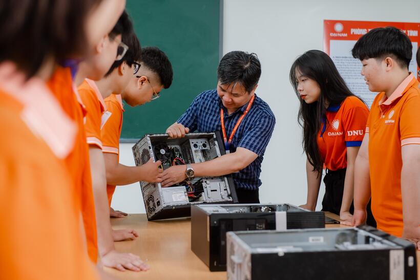 Hơn 874.000 thí sinh đăng ký xét tuyển, hơn một nửa lựa chọn nhóm ngành STEM. Ảnh: DNU