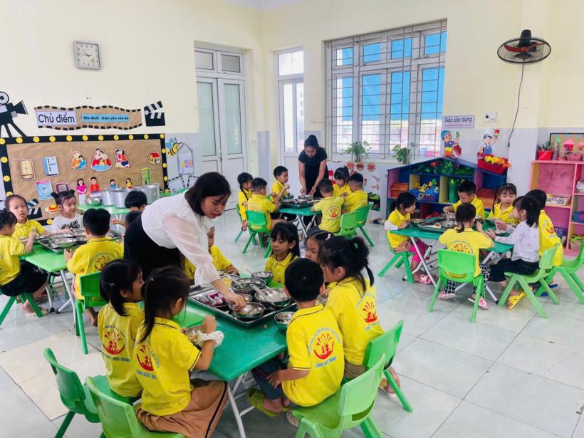Bữa an bán trú. Ảnh minh họa