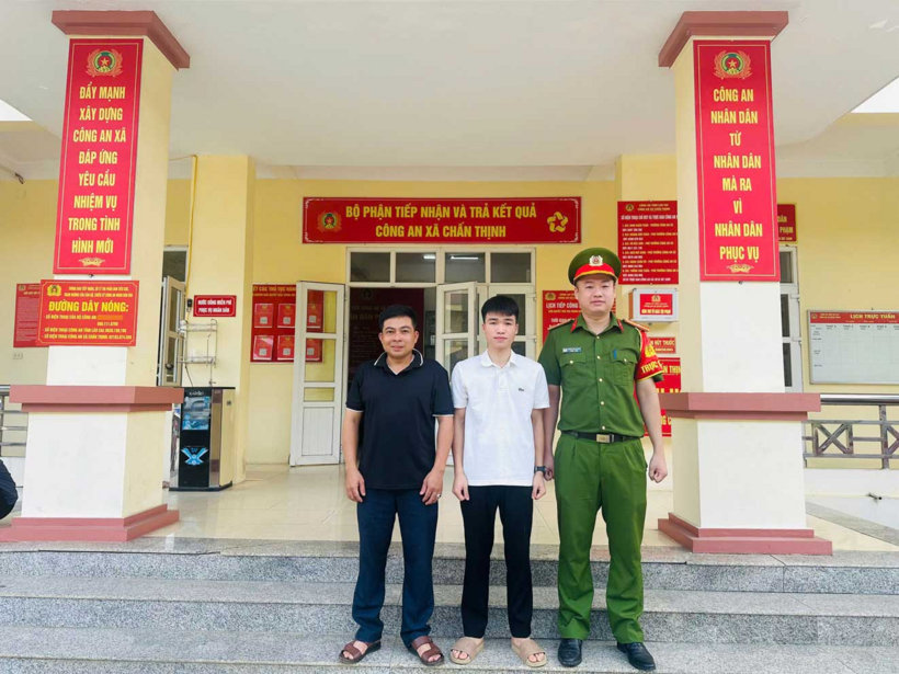 Anh Hà Đình Trọng chủ động đến trụ sở Công an xã Chấn Thịnh trình báo. (Ảnh: Công an Lào Cai)