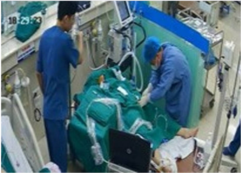 Các bác sĩ tiến hành cấp cứu cho bệnh nhân. Ảnh: Bệnh viện Đa khoa tỉnh Phú Thọ