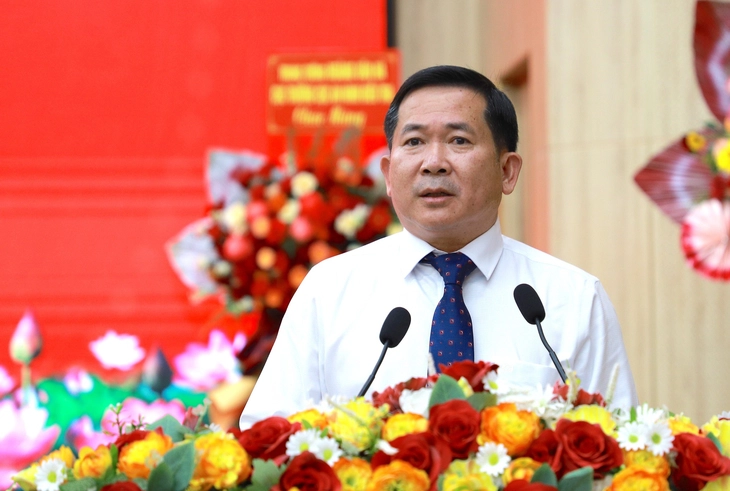 Trung tướng Đinh Văn Nơi - Phó bí thư Tỉnh ủy An Giang, kiêm Bí thư Đảng ủy đặc khu Phú Quốc - mong muốn cống hiến sức mình cùng lãnh đạo tỉnh An Giang, chính quyền Phú Quốc phục vụ dân, góp sức đưa đảo ngọc cất cánh - Ảnh: NHẬT HUY/ Theo báo Tuổi trẻ.