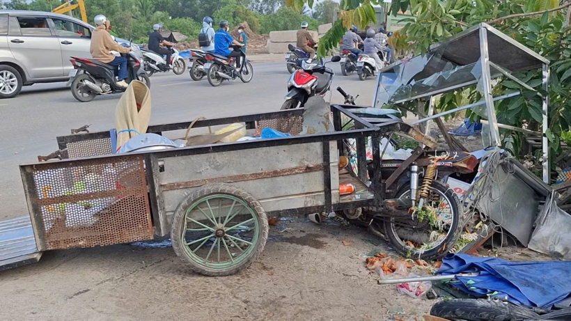 Hiện trường vụ tai nạn giữa xe container và xe máy lôi tự chế. Ảnh: Tiền Phong