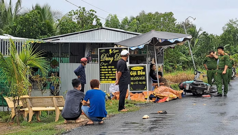 Hiện trường tai nạn giao thông xảy ra trên tuyến đường Nam Kênh 2, thuộc địa bàn xã Tân Phước 3, tỉnh Đồng Tháp. Ảnh: Tiền Phong
