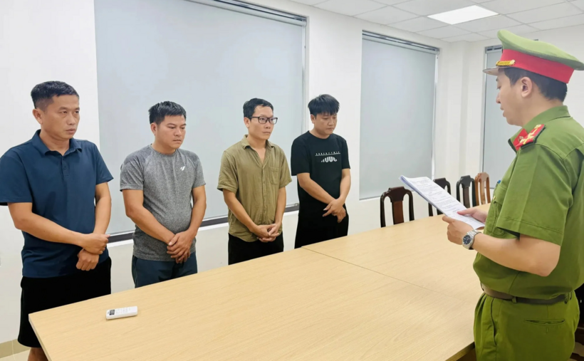 Thời điểm cơ quan công an tống đạt các quyết định khởi tố 4 bị can. Ảnh: Thanh Niên