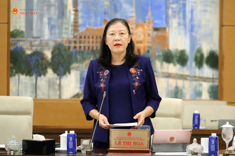 Chủ nhiệm Ủy ban Dân nguyện và Giám sát Lê Thị Nga trình bày Báo cáo công tác dân nguyện. Ảnh: Báo Đại biểu nhân dân.
