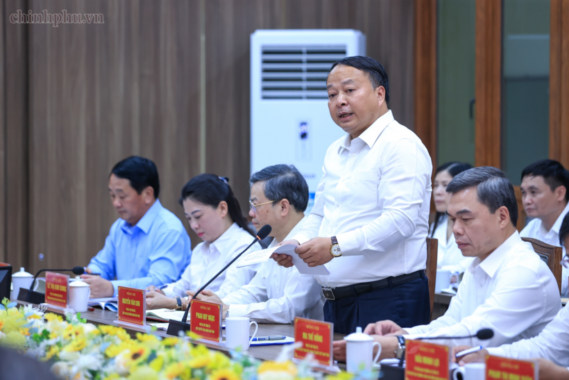 Ông Phan Huy Ngọc - Phó Bí thư Tỉnh ủy, Chủ tịch UBND tỉnh Tuyên Quang báo cáo tại cuộc làm việc (Ảnh: VGP).