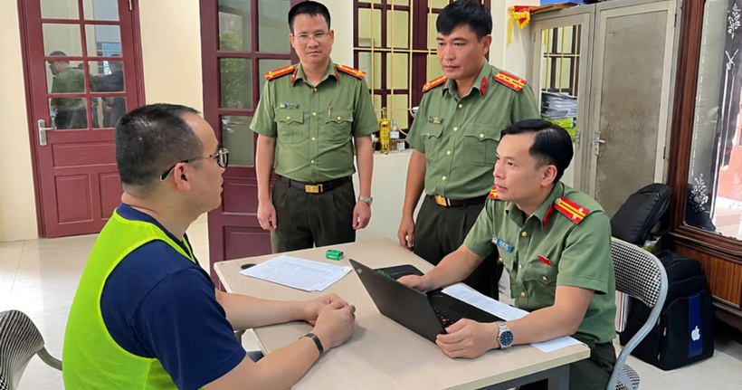 Lãnh đạo Công an tỉnh Bắc Ninh trực tiếp thẩm vấn đối tượng cầm đầu đường dây tại Việt Nam - Đinh Đức Phụng tại cơ quan điều tra