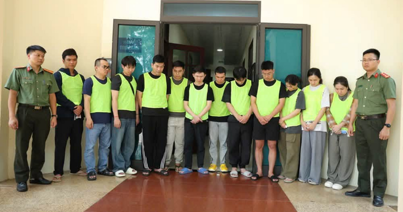 12 đối tượng trong đường dây tổ chức đánh bạc qua mạng tại cơ quan công an.