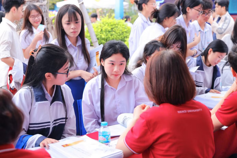 Thí sinh tìm hiểu thông tin tuyển sinh năm 2026 tại gian hàng Trường Đại học Hà Nội. Ảnh: HANU