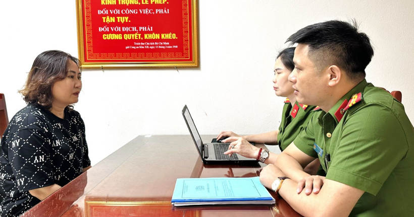 Đối tượng Lê Thị Hồng tại cơ quan Công an. (Ảnh: Công an Thanh Hóa)