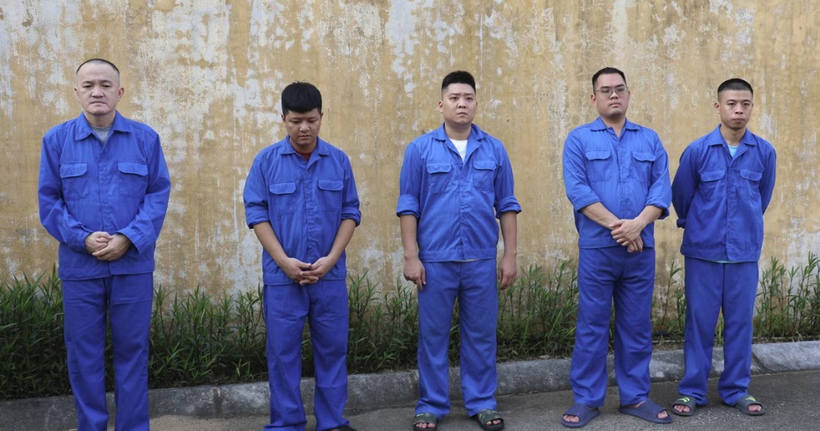 Các đối tượng tại cơ quan công an. (Ảnh: Công an Ninh Bình)