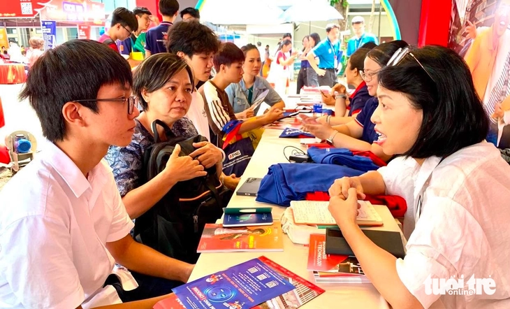 Thí sinh tìm hiểu thông tin tuyển sinh tại Ngày hội lựa chọn nguyện vọng xét tuyển 2026 do Báo điện tử Tuổi Trẻ tổ chức - Ảnh: TRẦN HUỲNH/ Tuổi trẻ.