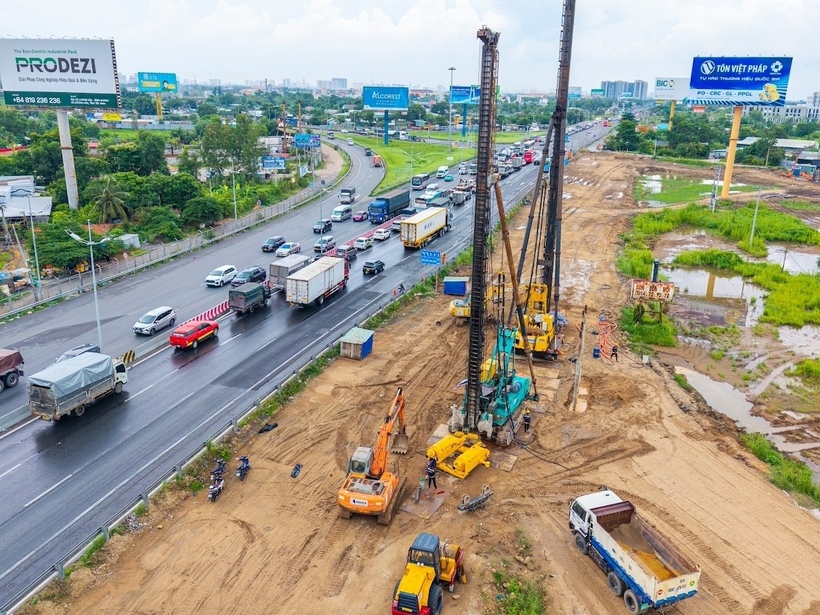 Dự án được triển khai trong điều kiện đường hiện hữu vẫn phải duy trì khai thác với phương tiện mật độ lớn