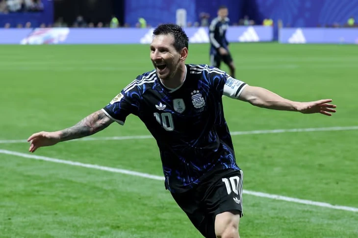 Messi bước lên những đỉnh cao mới trong màu áo Argentina.  Ảnh: FIFA