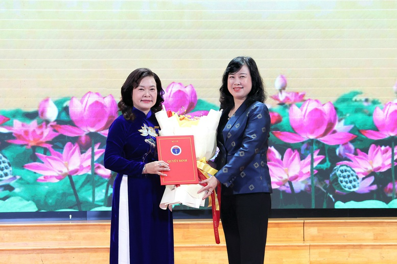Bộ trưởng Bộ Y tế Đào Hồng Lan trao Quyết định bổ nhiệm Hiệu trưởng Trường Đại học Y Dược Cần Thơ cho PGS.TS.BS Nguyễn Minh Phương - Ảnh: VGP/LS.