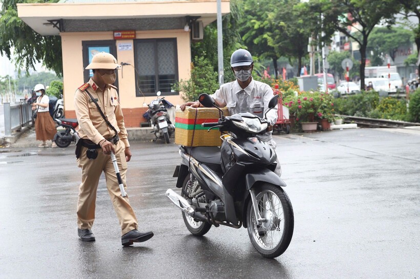 CSGT kiểm tra trường hợp vi phạm, sáng 16/7.