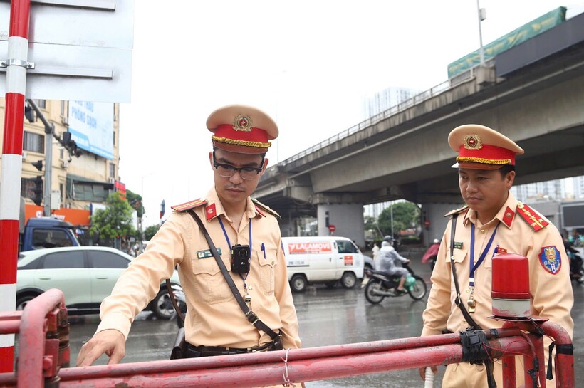 Lực lượng chức năng kiểm tra hệ thống rào chắn tại khu vực đường ngang.