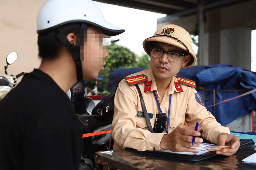 Đối với người điều khiển xe mô tô vượt rào chắn khi đang dịch chuyển sẽ bị phạt tiền từ 4-6 triệu đồng và tước quyền sử dụng GPLX từ 1-3 tháng.