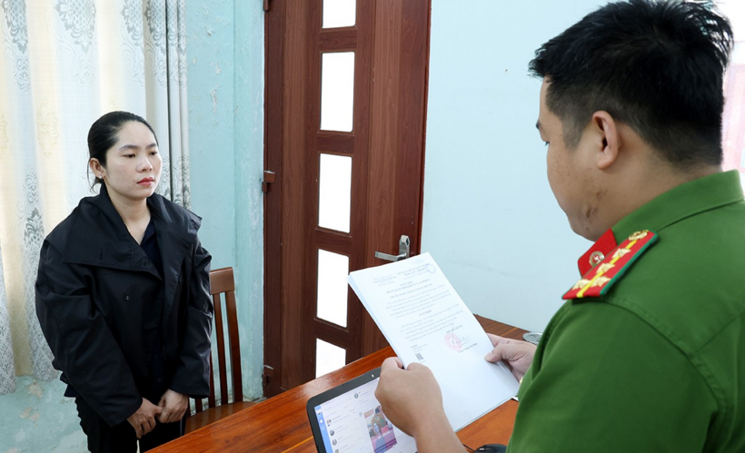 Phòng Cảnh sát hình sự tống đạt các quyết định và lệnh cấm đi khỏi nơi cư trú đối với bị can Cao Thị Thúy An. (Ảnh: Công an tỉnh An Giang)