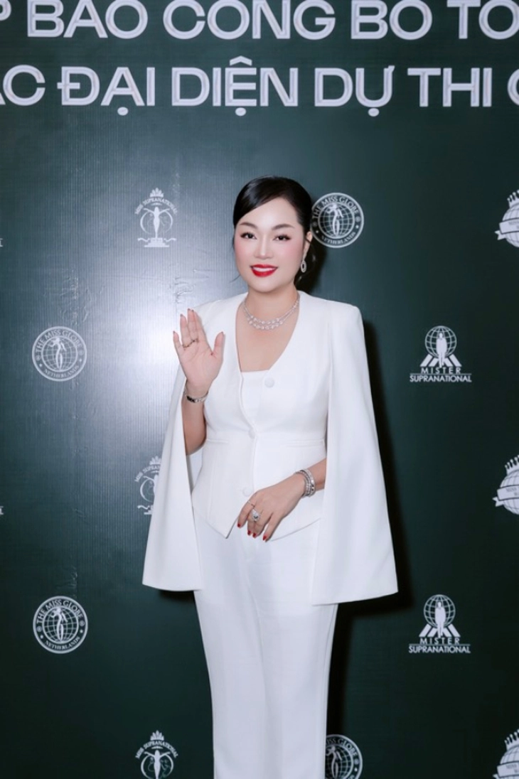 Công ty bà Nga chỉ cung cấp vương miện chế tác từ đá quý và ngọc trai cho người chiến thắng./ Theo Tuổi trẻ cười.