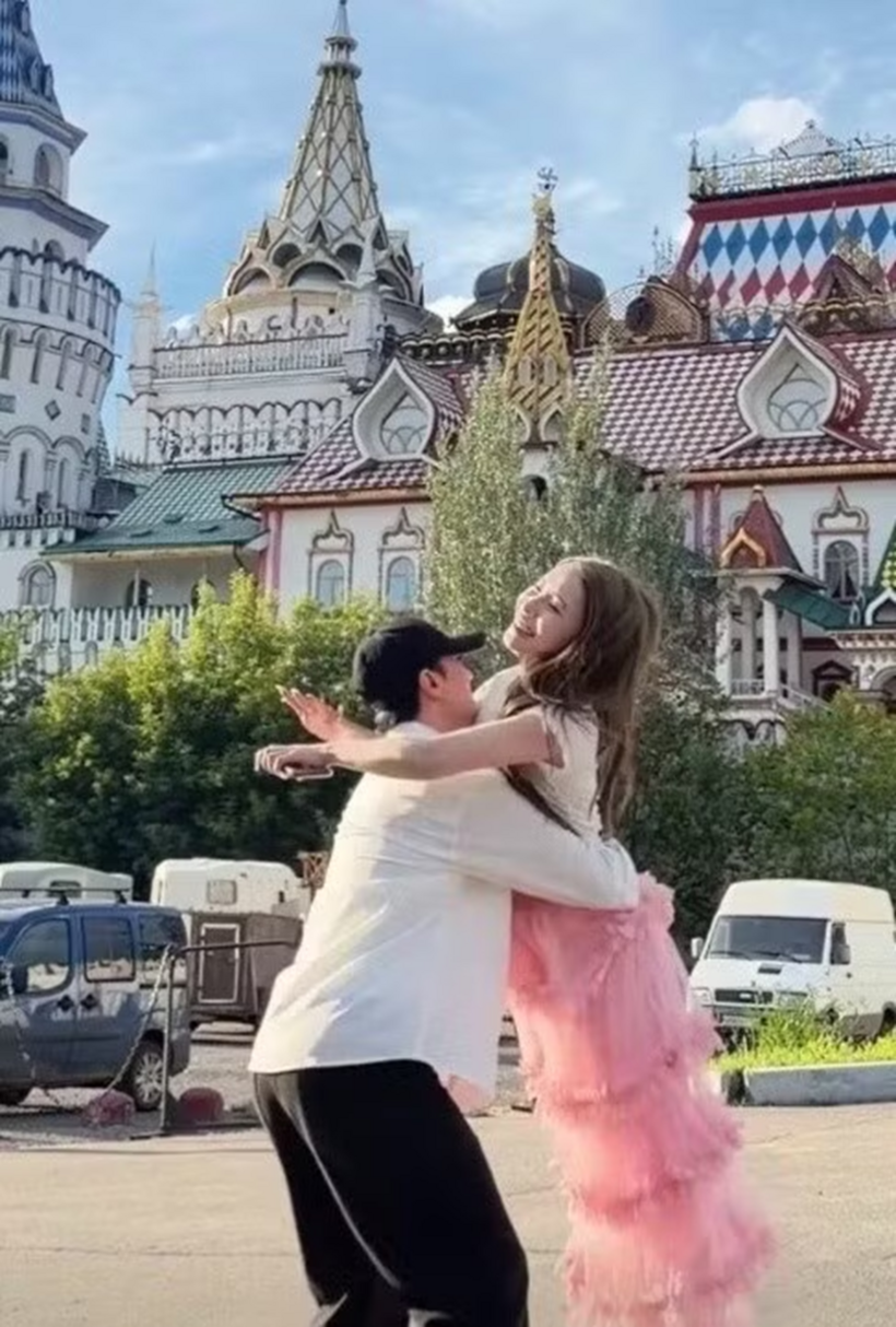 Việt Anh và Quỳnh Nga đăng video công khai chuyện tình cảm.