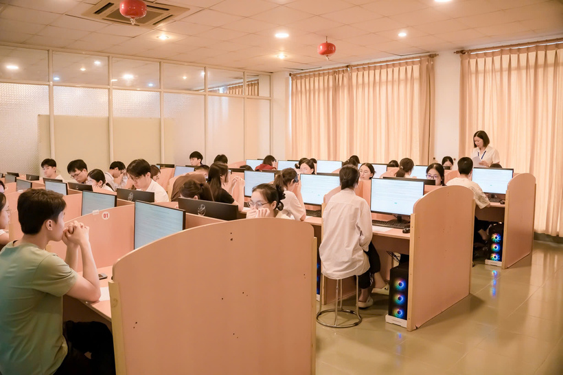 Thi trên máy tính là xu hướng tích cực, nhưng cần chuẩn bị bài bản. Ảnh minh họa/VNU