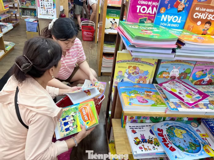 Phụ huynh TP.HCM giảm bớt một phần gánh nặng chi phí đầu năm học nhờ chủ trương miễn phí cho mượn sách giáo khoa đối với học sinh lớp 1, lớp 6 và lớp 10. Ảnh: Tiền phong