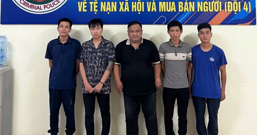 Các đối tượng tại cơ quan công an. (Ảnh: Công an Hưng Yên)