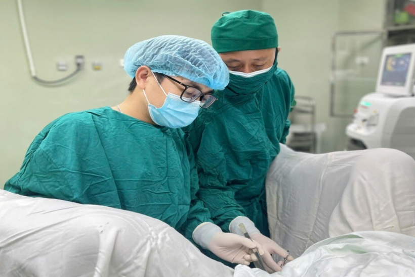 Các bác sĩ tiến hành phẫu thuật cho bệnh nhân. Ảnh: Bệnh viện Hữu nghị Đa khoa Nghệ An