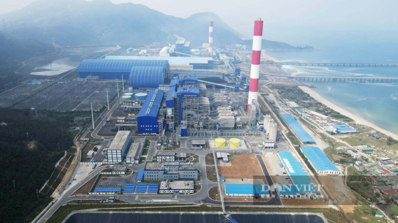 Với tổng vốn đầu tư 2,2 tỷ USD, Nhà máy Nhiệt điện Vũng Áng II mỗi năm cung cấp hơn 7 tỷ kWh cho lưới điện quốc gia và đóng góp hơn 500 tỷ đồng mỗi năm vào ngân sách Nhà nước. Ảnh: Hồ Thỏa.