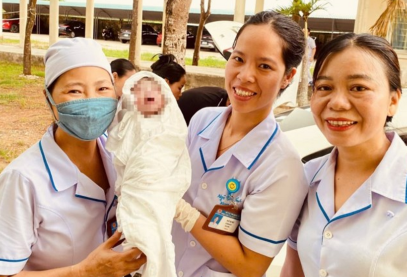 Được đỡ đẻ ngay trên xe taxi, sản phụ sinh bé gái khỏe mạnh, được y bác sĩ chăm sóc chu đáo. (Ảnh: Bệnh viện Đa khoa khu vực Vĩnh Linh)