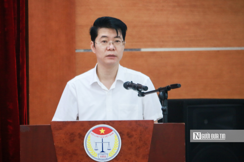 Đồng chí Nguyễn Văn Huệ - Ủy viên Ban Thường vụ, Trưởng ban Nghiên cứu, xây dựng và Phổ biến pháp luật (Hội Luật gia Việt Nam) trình bày dự thảo Báo cáo chính trị trình Đại hội đại biểu toàn quốc Hội Luật gia Việt Nam lần thứ XV.