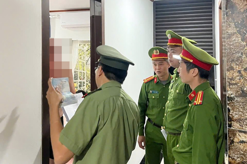 Công an kiểm tra lưu trú trên địa bàn. (Ảnh: Công an phường Ô Chợ Dừa)