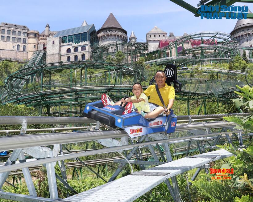 Du khách thích thú khi đến du lịch ở Đà Nẵng. Ảnh: Sun World Ba Na Hills