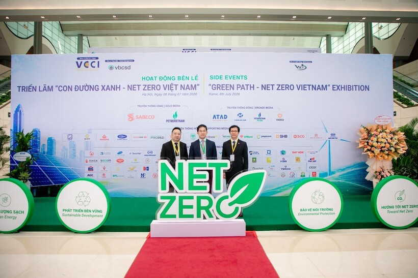Đại diện lãnh đạo C.P. Việt Nam chụp hình lưu niệm tại Triển lãm “Con đường xanh - NetZero Việt Nam”, hoạt động bên lề Diễn đàn “Năng lượng và Môi trường Thế giới - Việt Nam” 2026