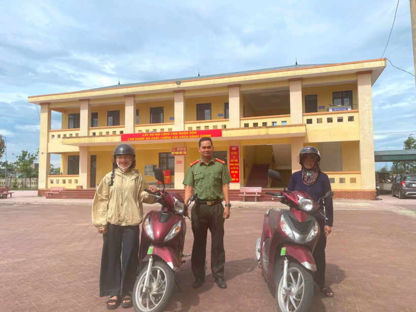 Công an xã Cẩm Trung trao trả xe bị dắt nhầm cho hai người phụ nữ. (Ảnh: Cơ quan công an)